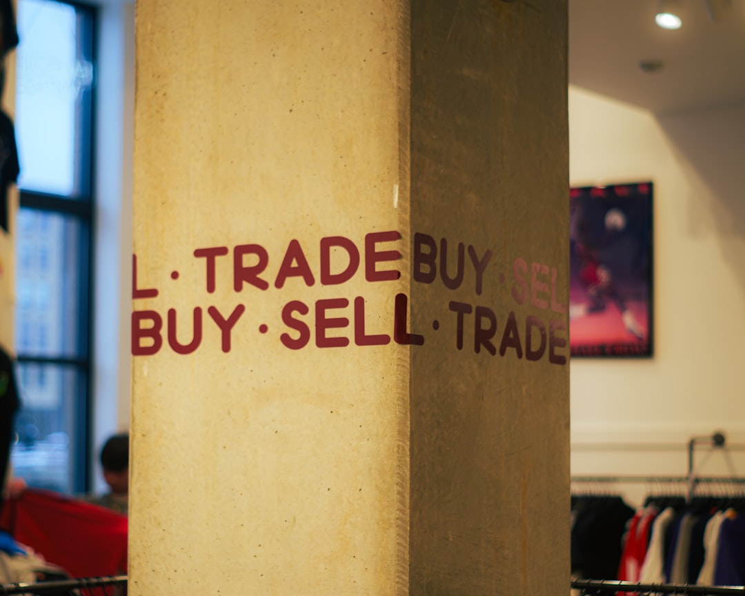 a-sign-that-says-i-trade-buy-sell-trade-jhi8rz3q9ke